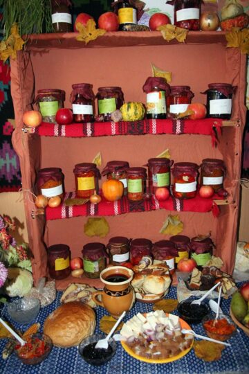 „Cămara bunicii”, un spectacol gastronomic oferit de elevi de școală gimnazială