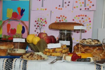 „Cămara bunicii”, un spectacol gastronomic oferit de elevi de școală gimnazială