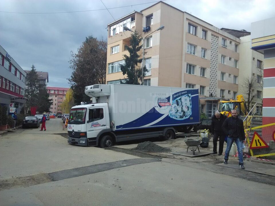 Un camion s-a afundat în șanțurile săpate pe o stradă din Suceava