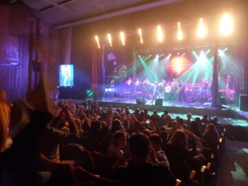 Ștefan Bănică a cucerit publicul sucevean cu muzica și show-ul oferit vineri seară, pe scena Casei de Cultură