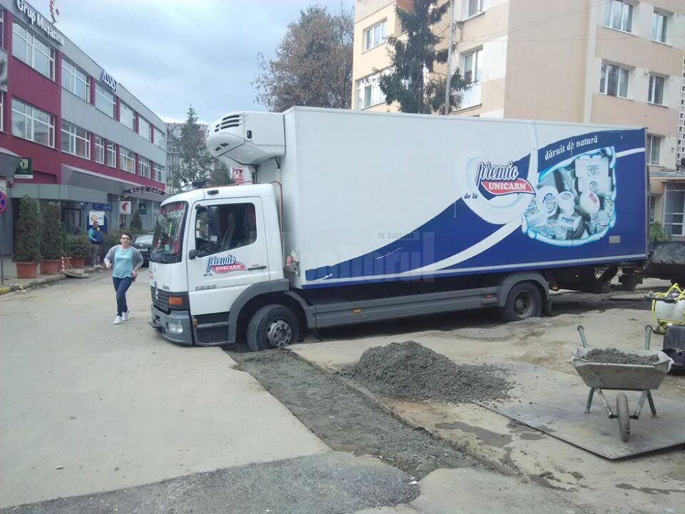 Un camion s-a afundat în șanțurile săpate pe o stradă din Suceava