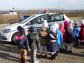 Polițiștii au mers în mijlocul copiilor de la Grădinița "Sf. Ioan cel Nou"
