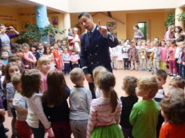 Polițiștii au mers în mijlocul celor peste 160 de copii de la Grădinița cu Program Prelungit ,,Sfântul Ioan cel Nou” Suceava