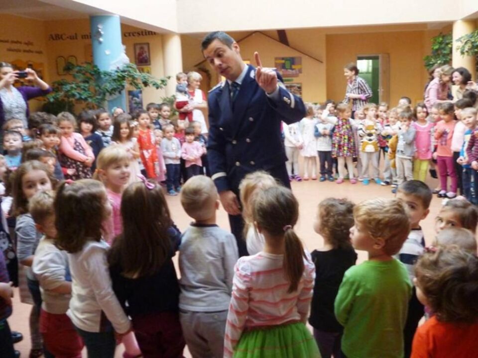 Polițiștii au mers în mijlocul celor peste 160 de copii de la Grădinița cu Program Prelungit ,,Sfântul Ioan cel Nou” Suceava