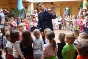 Polițiștii au mers în mijlocul celor peste 160 de copii de la Grădinița cu Program Prelungit ,,Sfântul Ioan cel Nou” Suceava