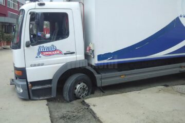 Camionul de transport marfă a rămas împotmolit într-un șanț proaspăt acoperit