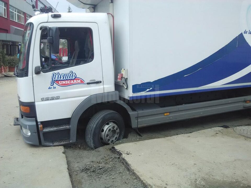 Camionul de transport marfă a rămas împotmolit într-un șanț proaspăt acoperit