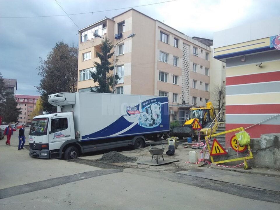 Un camion s-a afundat în șanțurile săpate pe o stradă din Suceava