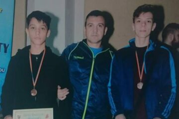 Antrenorul Andu Vornicu, încadrat de cei doi medaliați de la Naționalele de cadeți