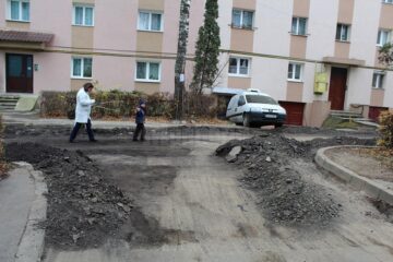 Strada Luceafărului este în plin proces de refacere, după ce locuitorii de acolo au mers la Primărie cu jalba-n proțap