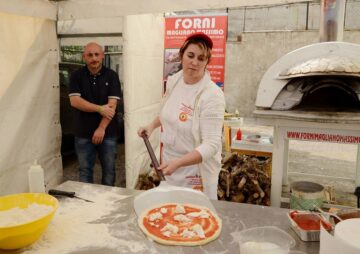 O suceveancă stabilită în Italia va deschide o școală de pizzeri în Suceava