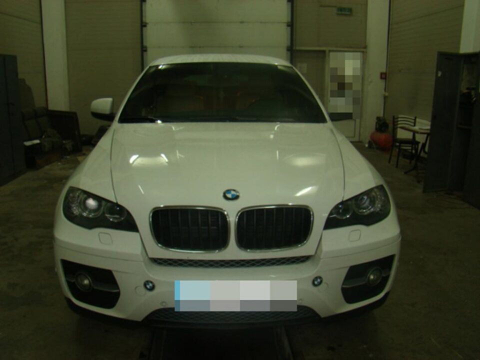Autoturismul marca BMW X6, în valoare de 130.000 de euro, cu care aceasta se întorcea de la un concert susținut la Cernăuți figura ca furat din Olanda