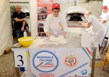 O suceveancă stabilită în Italia va deschide o școală de pizzeri în Suceava
