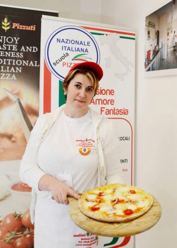 O suceveancă stabilită în Italia va deschide o școală de pizzeri în Suceava