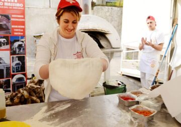 O suceveancă stabilită în Italia va deschide o școală de pizzeri în Suceava