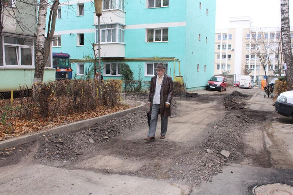 Strada Luceafărului este în plin proces de refacere, după ce locuitorii de acolo au mers la Primărie cu jalba-n proțap