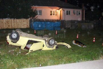 Autoturismul Opel Tigra a intrat în derapaj, a părăsit carosabilul și, după un impact cu un cadru metalic al unui panou dezafectat, s-a răsturnat pe cupolă