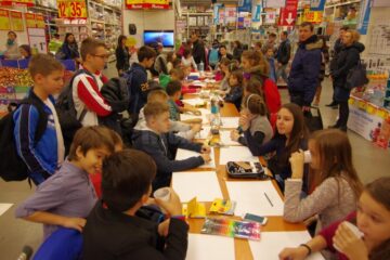 Expoziția „Să reducem emisiile de dioxid de carbon”, în hipermarketul Auchan
