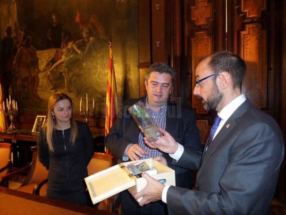 Oficialul spaniol a primit o ladă de zestre a județului Suceava