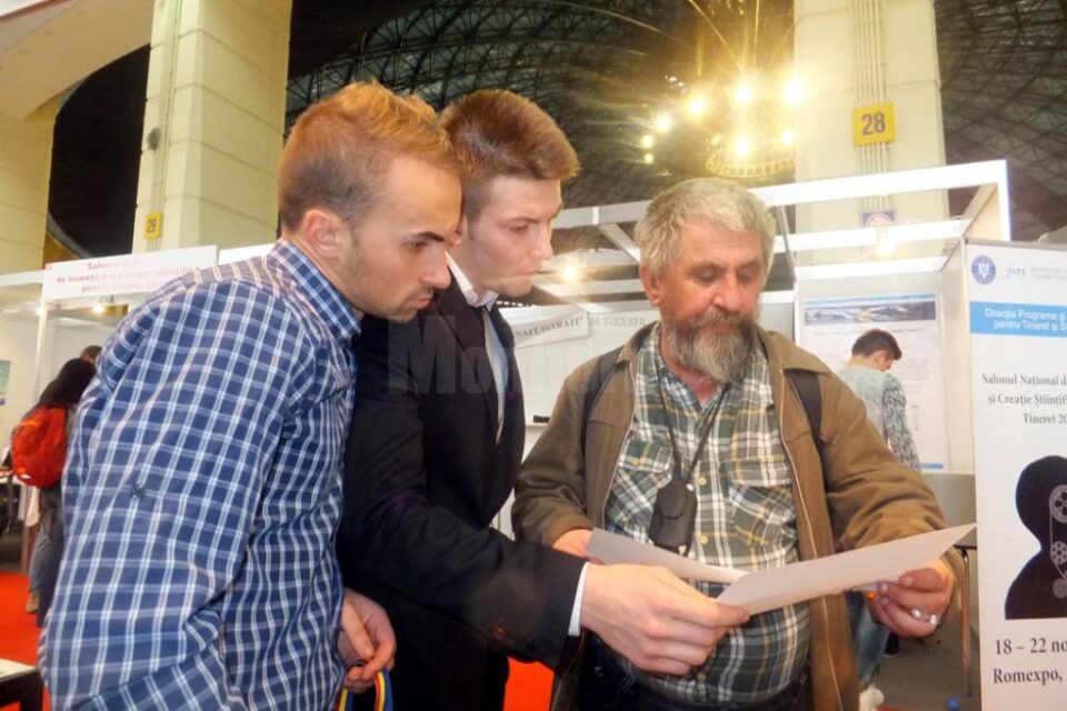 Cristian Român, de la revista Știință și tehnică, jurizând echipele de studenți de la Suceava