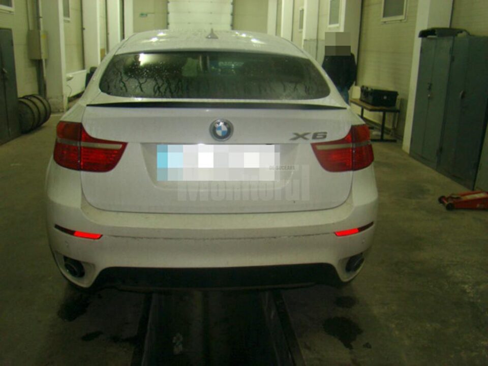 Autoturismul marca BMW X6 cu care circula interpreta de muzică populară Viorica Macovei și care a fost indisponibilizat duminică seară în Punctul de Trecere a Frontierei (PTF) Siret la întoarcerea în România
