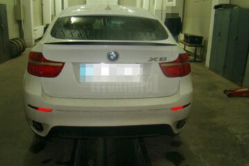 Autoturismul marca BMW X6 cu care circula interpreta de muzică populară Viorica Macovei și care a fost indisponibilizat duminică seară în Punctul de Trecere a Frontierei (PTF) Siret la întoarcerea în România