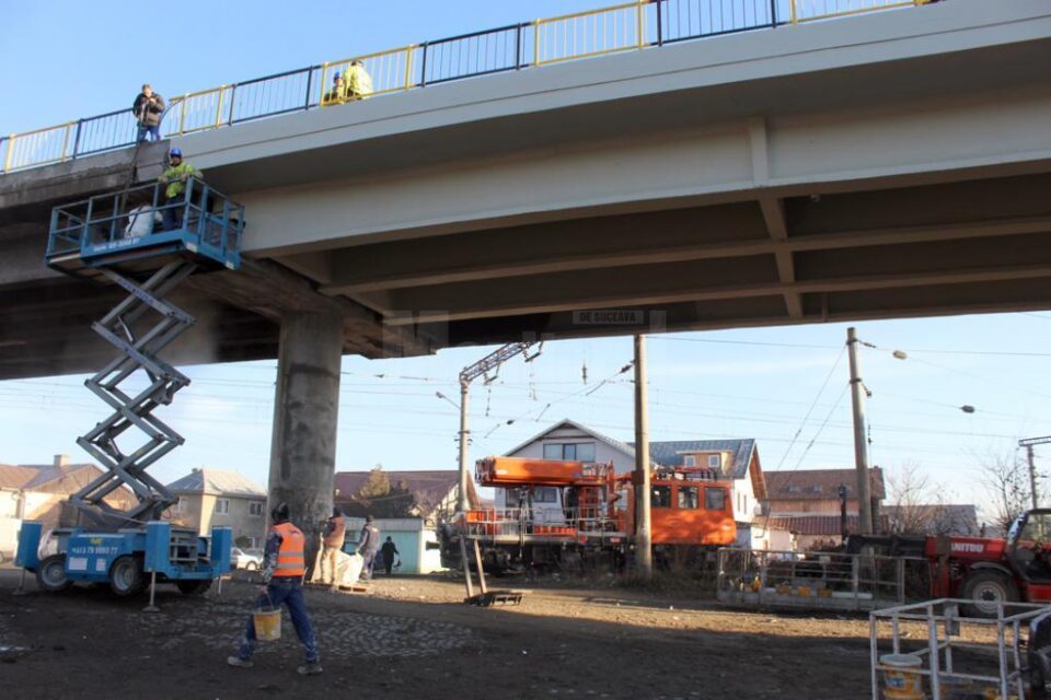 Lucrările de reabilitare a structurii de rezistență a pasarelei CFR au fost finalizate, până vineri urmând să se finalizeze trotuarele și sistemul de iluminat Lucrările de reabilitare a structurii de rezistență a pasarelei CFR au fost finalizate, până vineri urmând să se finalizeze trotuarele și sistemul de iluminat