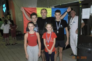 Călin Moscaliuc, Cezar Moscaliuc, Șerban Cotos, iar în rândul de jos Daria Lucan și Delia Ostafi (de la stânga la dreapta)