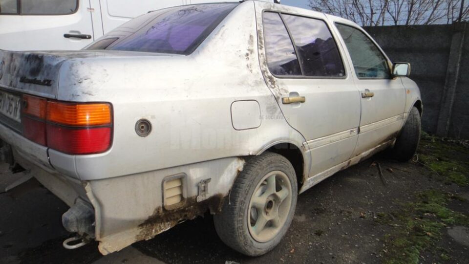 În autoturismul Volkswagen Vento polițiștii au mai găsit alte cinci butelii de aragaz