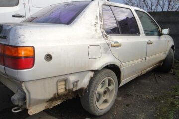 În autoturismul Volkswagen Vento polițiștii au mai găsit alte cinci butelii de aragaz