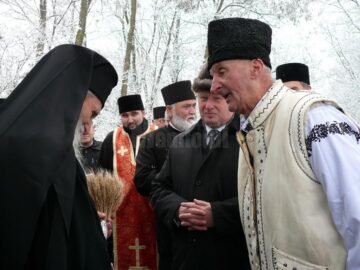 Noua poartă de lemn de la intrarea în comuna Rădășeni