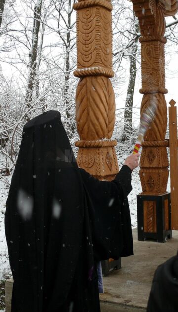 Noua poartă de lemn de la intrarea în comuna Rădășeni