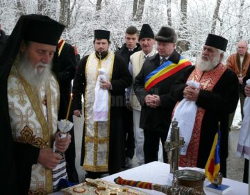 Noua poartă de lemn de la intrarea în comuna Rădășeni
