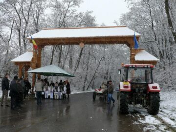 Noua poartă de lemn de la intrarea în comuna Rădășeni