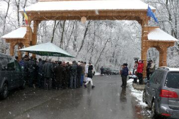 Noua poartă de lemn de la intrarea în comuna Rădășeni