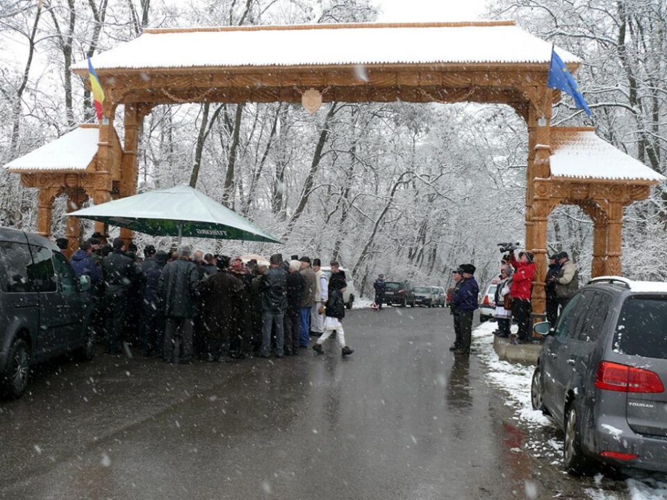 Noua poartă de lemn de la intrarea în comuna Rădășeni