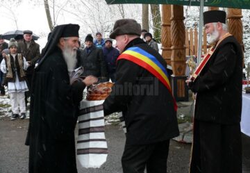 Noua poartă de lemn de la intrarea în comuna Rădășeni