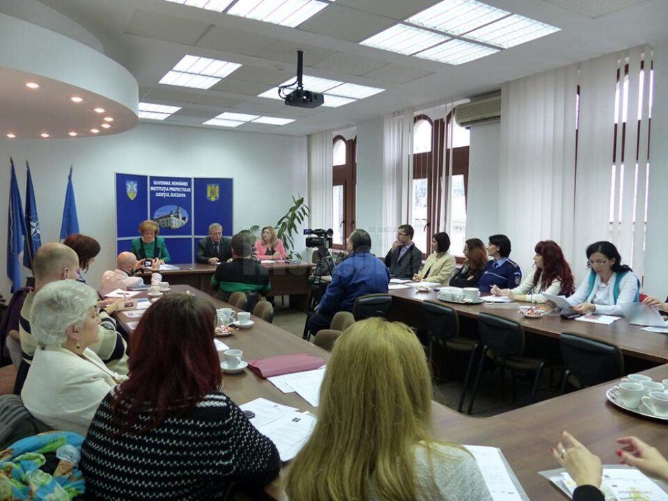 Dezbateri în cadrul Campaniei „Dăruiește. Ajută. Respectă”, la Prefectura Suceava