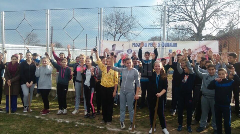 Elevii din județul Suceava au fost inițiați în tainele sportului național, oina