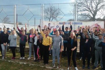 Elevii din județul Suceava au fost inițiați în tainele sportului național, oina