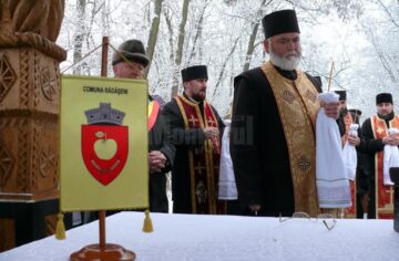 Noua poartă de lemn de la intrarea în comuna Rădășeni