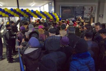 Primii clienți au format o coadă la intrare de la 6,00 dimineața, deși inaugurarea a fost anunțată pentru ora 07.30