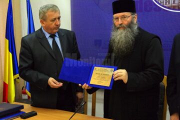 Prefectului Constantin Harasim i-a înmânat „diploma de excelență" arhimandritului Iustin Dragomir