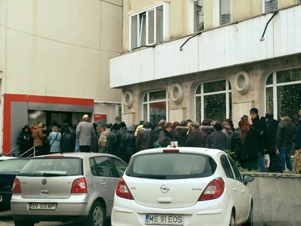 Cozi interminabile la E. ON în aceste zile