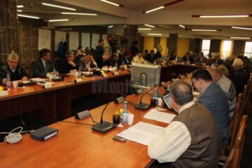 Virajul la stânga interzis în zona Carrefour și modificări la trecerile de pietoni de pe Calea Unirii