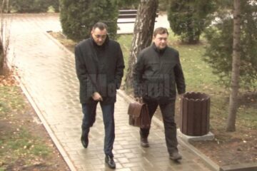 Primarul din Pojorâta, Ioan Bogdan Codreanu (stânga), ieri la sediul Direcției Naționale Anticorupție Suceava
