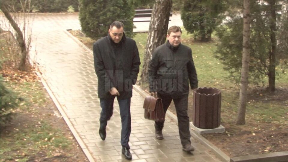 Primarul din Pojorâta, Ioan Bogdan Codreanu (stânga), ieri la sediul Direcției Naționale Anticorupție Suceava