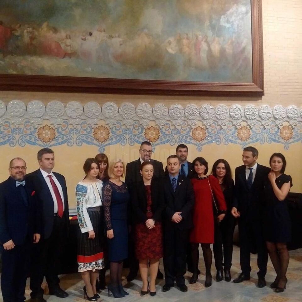 Cătălin Nechifor, alături de participanții la aniversarea Zilei Bucovinei și a Zilei Naționale Cătălin Nechifor, alături de participanții la aniversarea Zilei Bucovinei și a Zilei Naționale