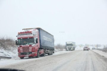 Mașinile și tirurile neechipate pentru timp de iarnă au provocat aseară mai multe accidente sau au dus la îngreunarea traficului în aproape toate zonele județului