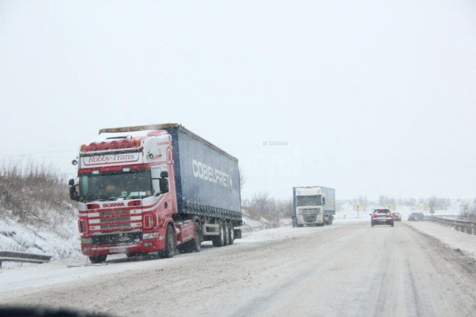 Mașinile și tirurile neechipate pentru timp de iarnă au provocat aseară mai multe accidente sau au dus la îngreunarea traficului în aproape toate zonele județului